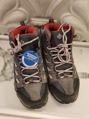 Columbia "Crestwood" Hiking boots. NWT. Size 7. Graphite.